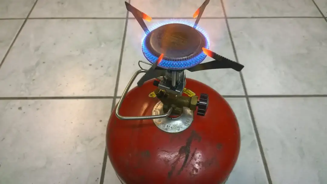 Jak podłączyć butlę gazową do kuchenki turystycznej - uniknij błędów
