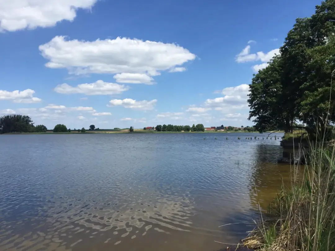 Jezioro Bnińskie: Odkryj piękno, wędkarstwo i atrakcje w okolicy