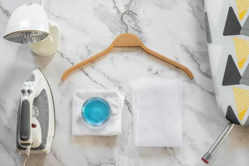 Jak prasować poliester, aby uniknąć zagnieceń i uszkodzeń materiału