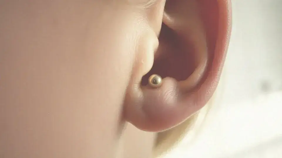 Skuteczne metody na gojenie kolczyka - uniknij infekcji i bólu