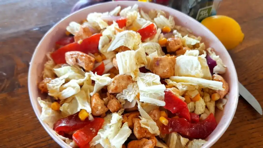 Ile kalorii ma sałatka warzywna z majonezem? Zaskakujące fakty o kaloriach