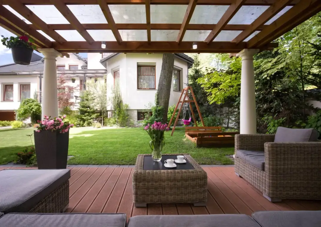 Czym pokryć dach altanki ogrodowej: 7 najlepszych materiałów