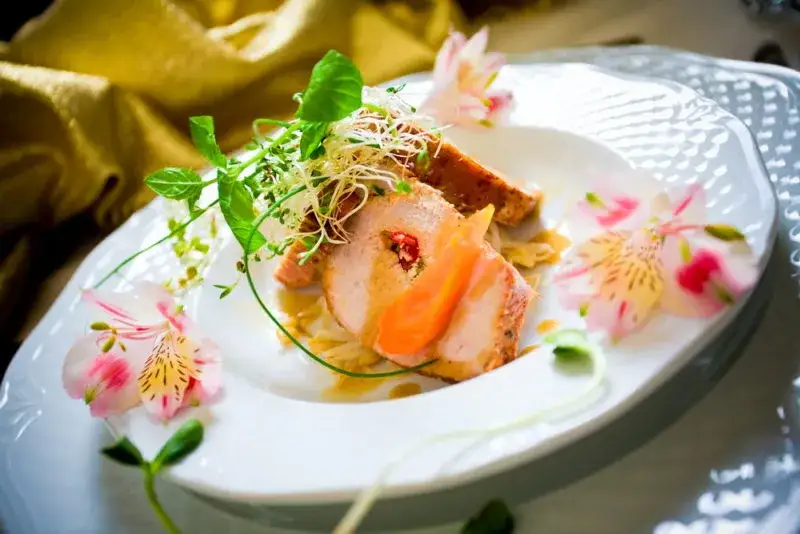 Gdzie zjeść w Karwi? Odkryj najlepsze lokale z pysznym jedzeniem