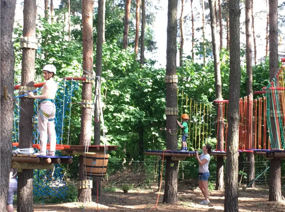 Najlepsze parki linowe w Warszawie – atrakcje, ceny i opinie