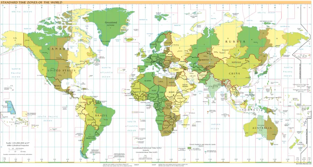 Mapa świata ze strefami czasowymi. Widać USA, Kanadę, Europę, Azję i Australię. Warto sprawdzić, kiedy zmiana czasu w Nowym Jorku.