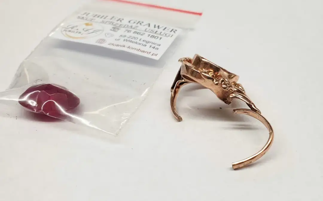 Obrączka nie schodzi? Koszt przecięcia i naprawy u jubilera (30-400 zł)