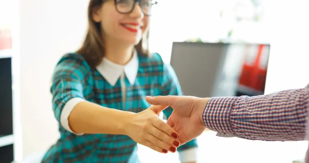 Jakie dzień dobry? Formy powitań i ich znaczenie w Polsce