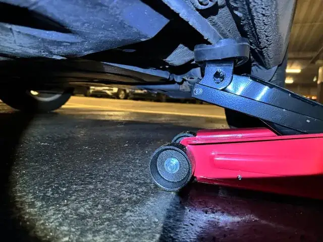 Gdzie podłożyć lewarek w Golfie 4, aby uniknąć uszkodzeń?