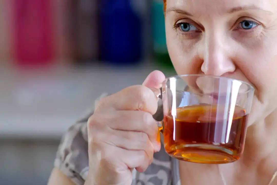 Moczopędne napoje: Co pić, by bezpiecznie usunąć nadmiar wody?