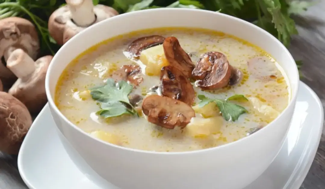 Jakie przyprawy do zupy pieczarkowej, by wydobyć jej pełen smak?