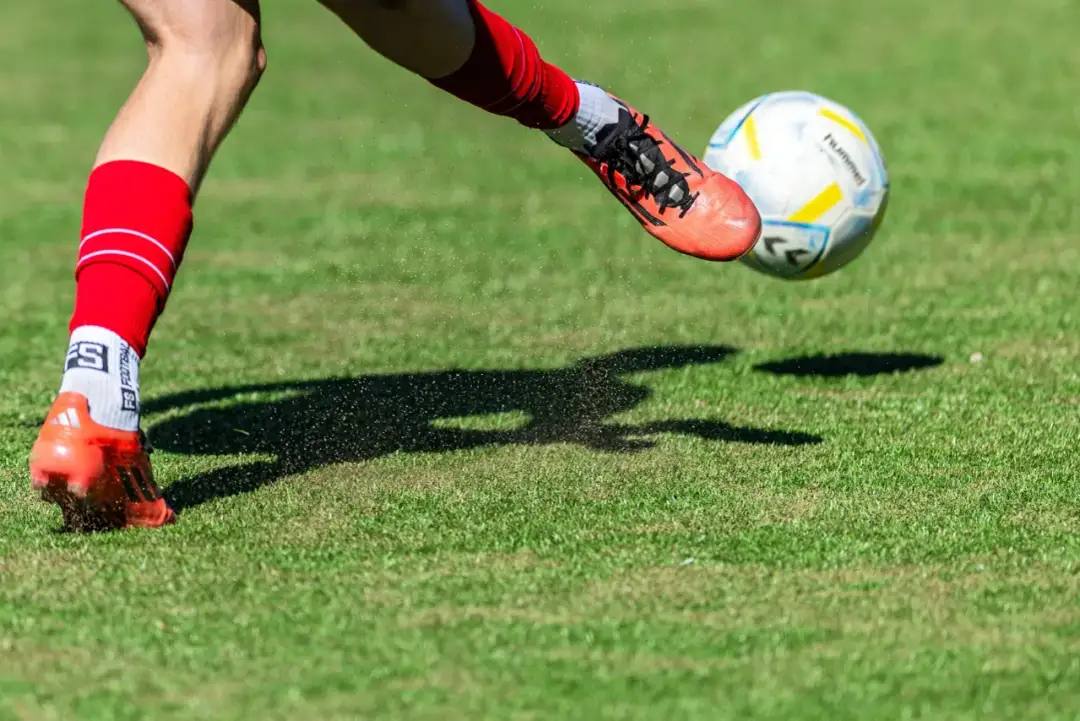 Ile trwa mecz piłki nożnej? Od 90 min do ponad 2h!