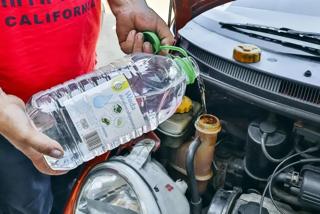 Czy można wlać wodę destylowaną do chłodnicy? Sprawdź skutki użycia