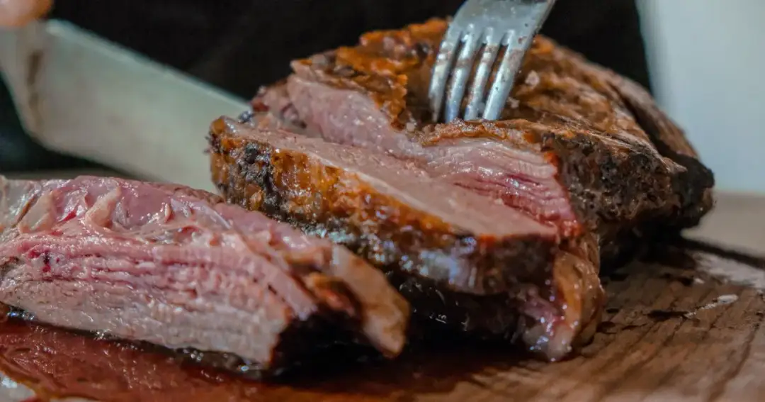 Kiedy solić wołowinę, aby uniknąć twardego i suchego mięsa?