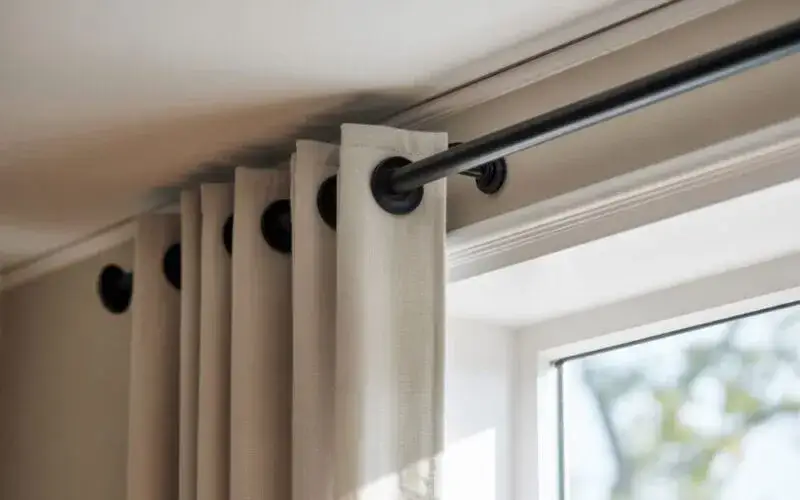 Jakie karnisze do nowoczesnego salonu - unikaj najczęstszych błędów