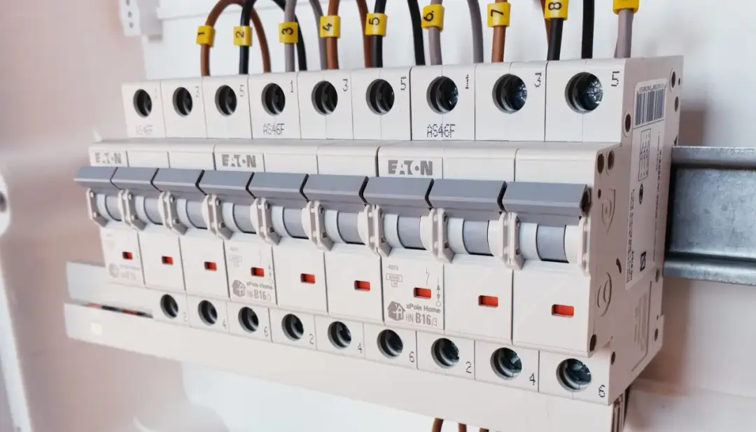 Bezpiecznik B10 co oznacza i jak chroni Twoje instalacje elektryczne Bezpiecznik B10 co oznacza i jak chroni Twoje instalacje elektryczne