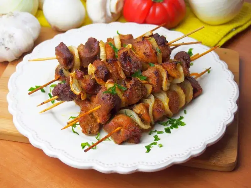 Jak piec szaszłyki wieprzowe w piekarniku, by były soczyste i pyszne