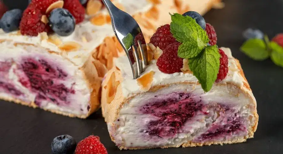 Rolada czekoladowa z malinami – prosty deser na każdą okazję