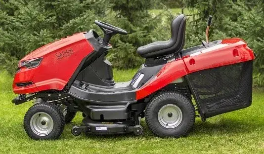 Czy traktorkiem kosiarka można jeździć po chodniku? Sprawdź przepisy