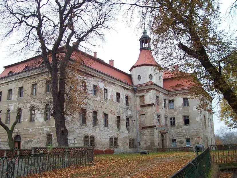 Zamek w Domanicach cena - czy warto inwestować w tę nieruchomość?