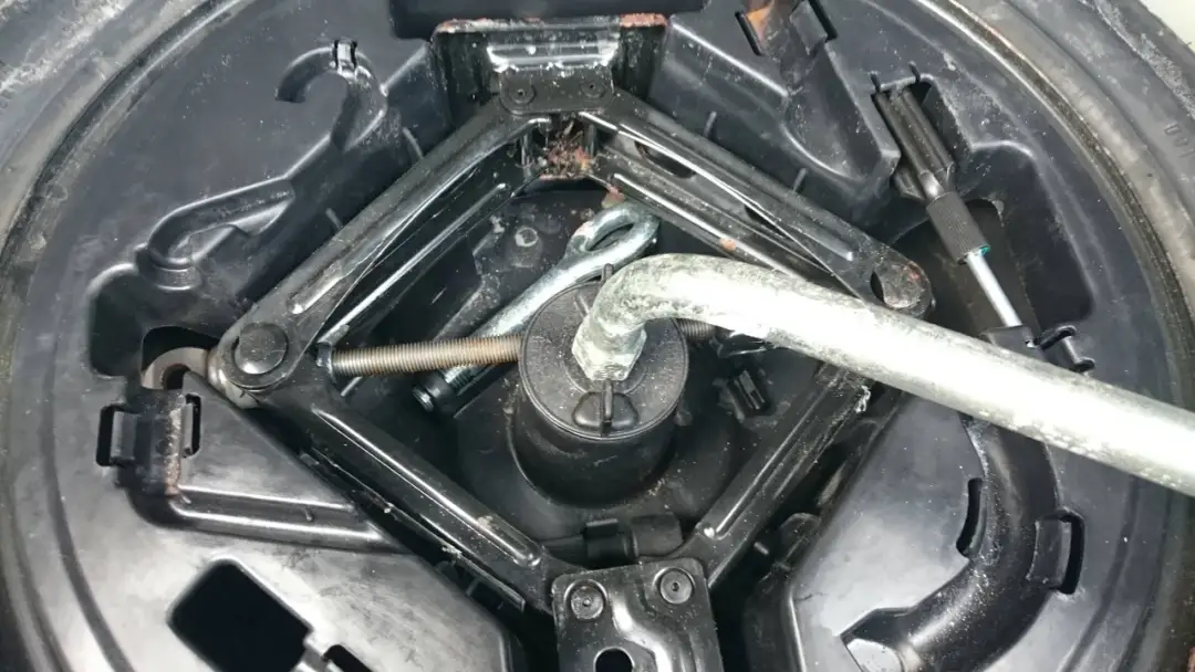 Fiat Doblo: Gdzie jest koło zapasowe i jak je wyjąć? Instrukcja