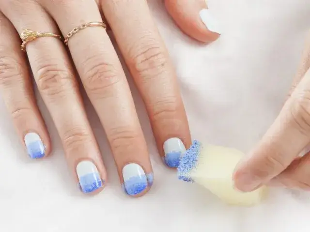 Jak zrobić ombre niebieskie paznokcie? Odkryj krok po kroku