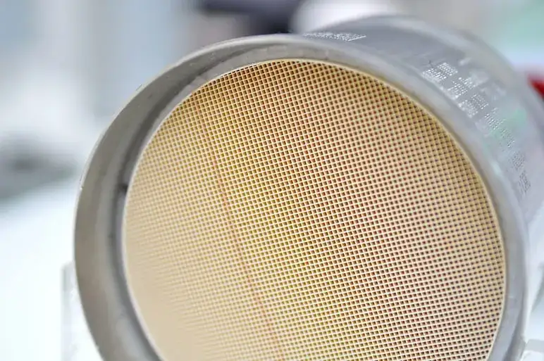 Zapchany katalizator benzyna objawy - jak je rozpoznać i uniknąć problemów