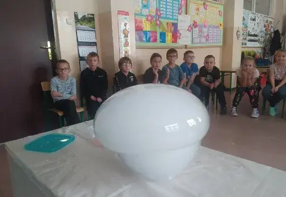 Eksperymenty z suchym lodem: Ciekawe doświadczenia dla dzieci w szkole