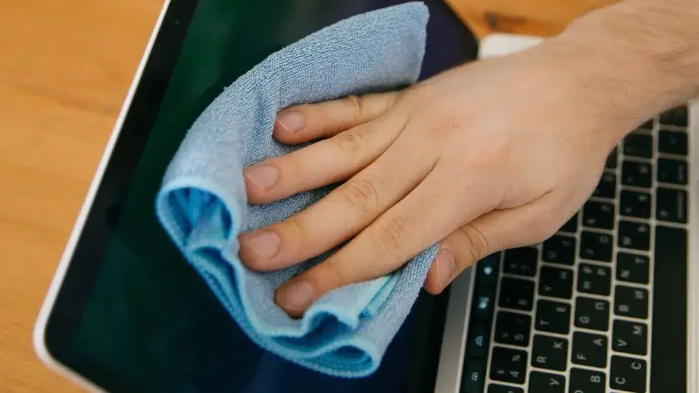 Czym czyścić laptop, aby uniknąć uszkodzeń i zyskać nowy blask?