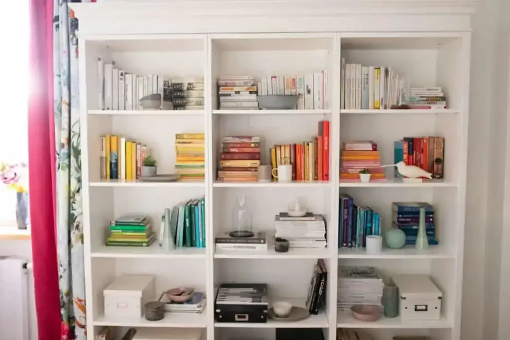 Jak ułożyć książki na regale, aby zyskać więcej miejsca i stylu