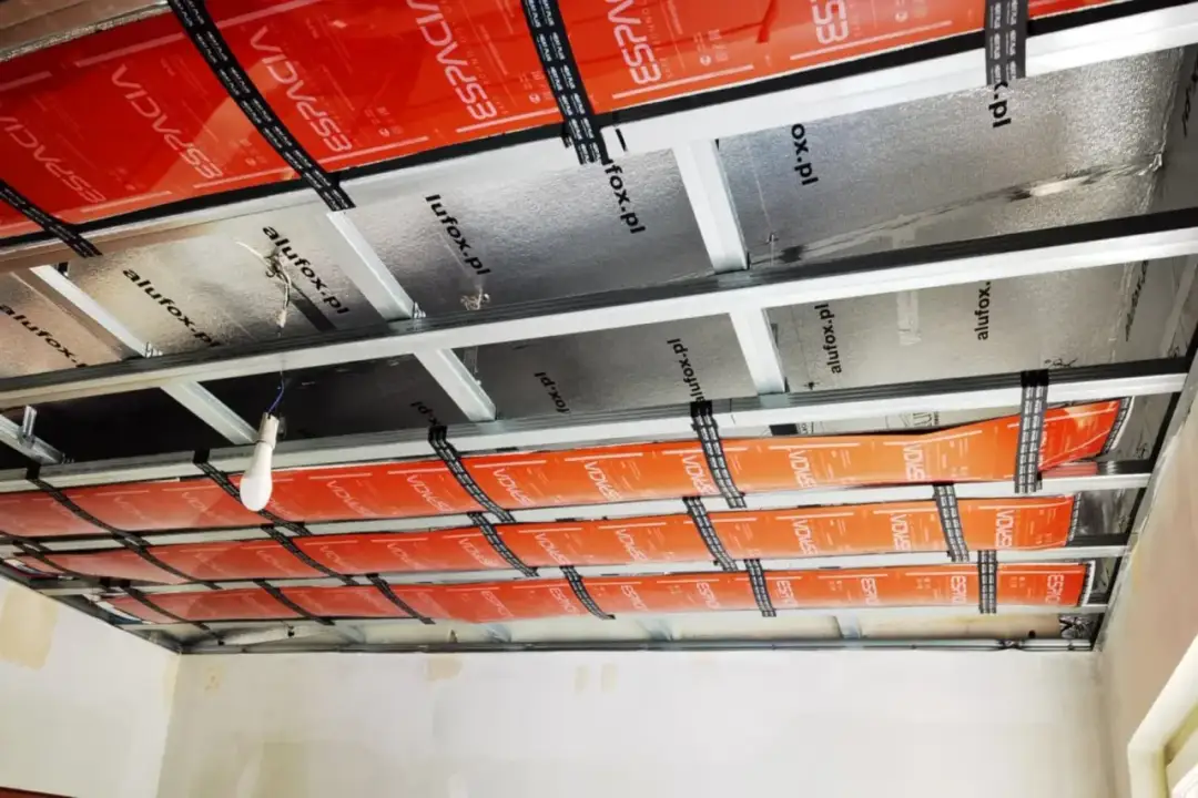 Folia na stropie: Obowiązek czy zbędny wydatek?