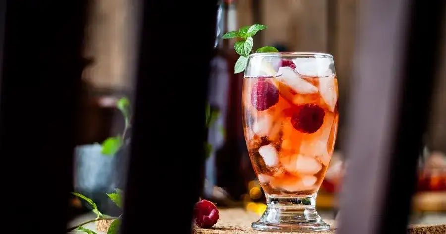 Najlepsze drinki z sokiem malinowym, które zachwycą Twoich gości