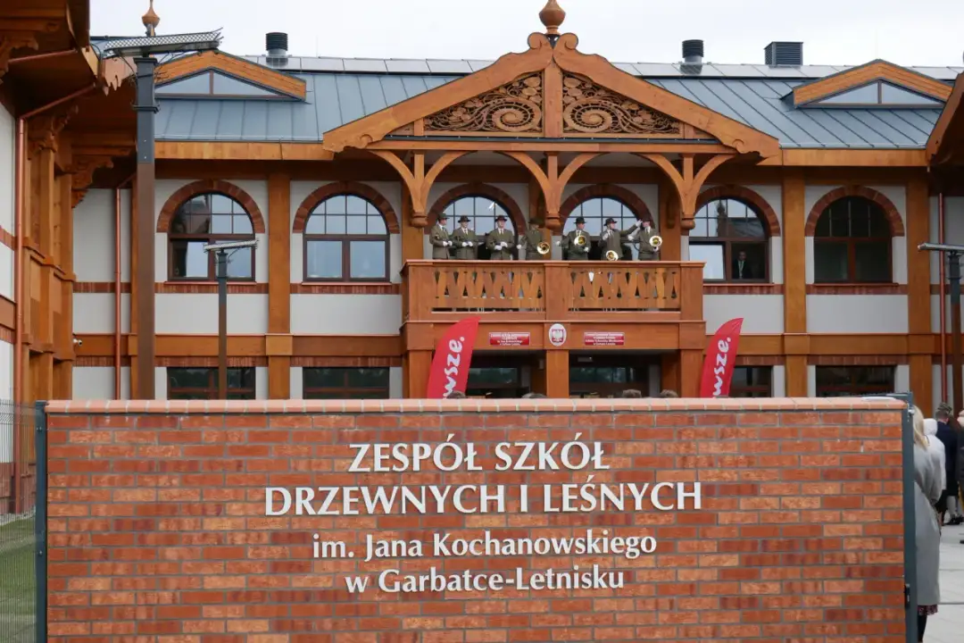 Historia i edukacja w szkole drzewnej w Garbatce Letnisko