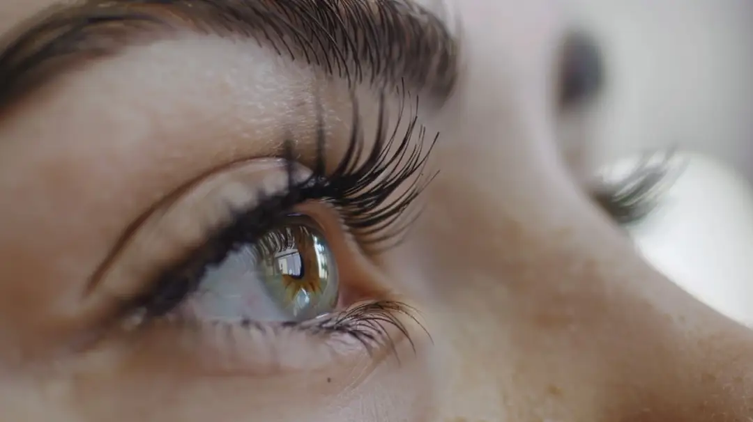 Laminacja rzęs: Trwałość i efekty zabiegu krok po kroku
