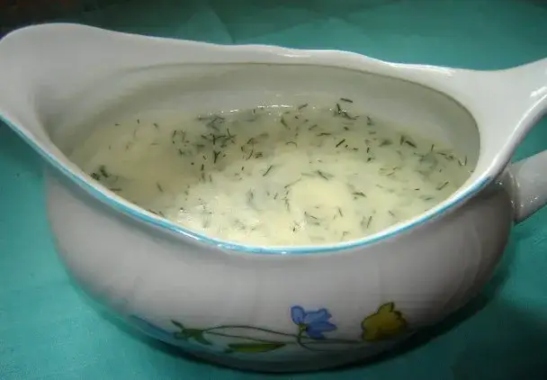 Jak zrobić sos śmietanowo koperkowy - łatwy przepis na pyszny dodatek