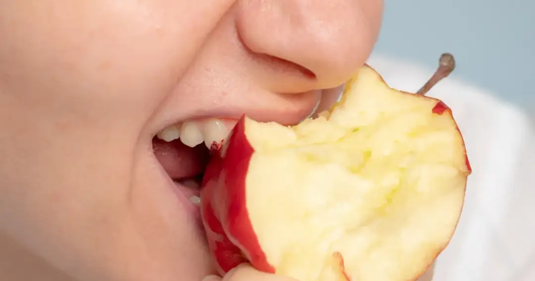 Codzienne jabłko: Naukowy sekret zdrowia i urody. Odkryj!