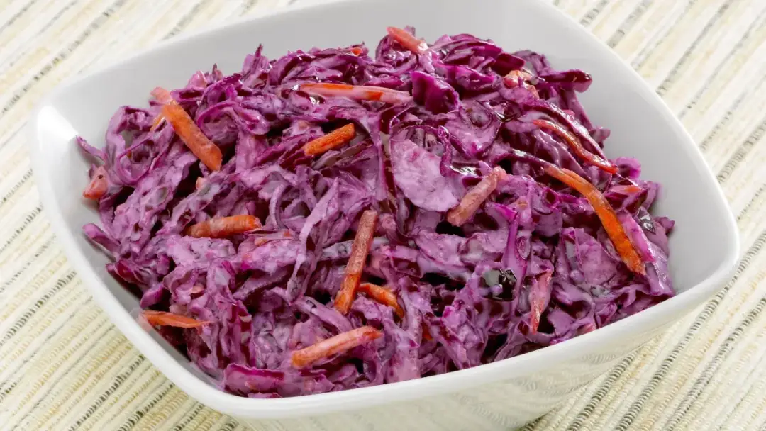 Idealna surówka do mięsa w sosie, która podkreśli smak potrawy