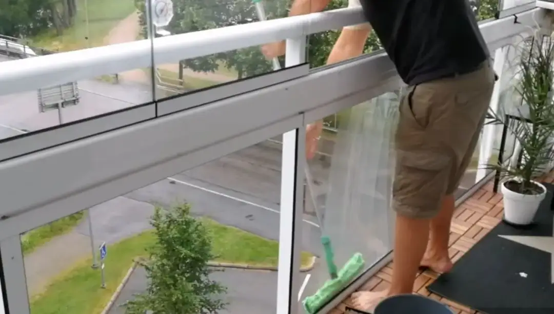 Jak umyć szklany balkon, aby uniknąć smug i zarysowań?