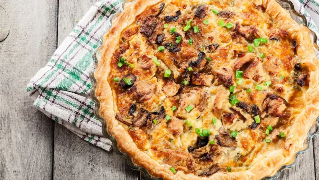 Pyszny quiche z kurczakiem i grzybami na cieście francuskim to świetny pomysł, co zrobić na obiad.