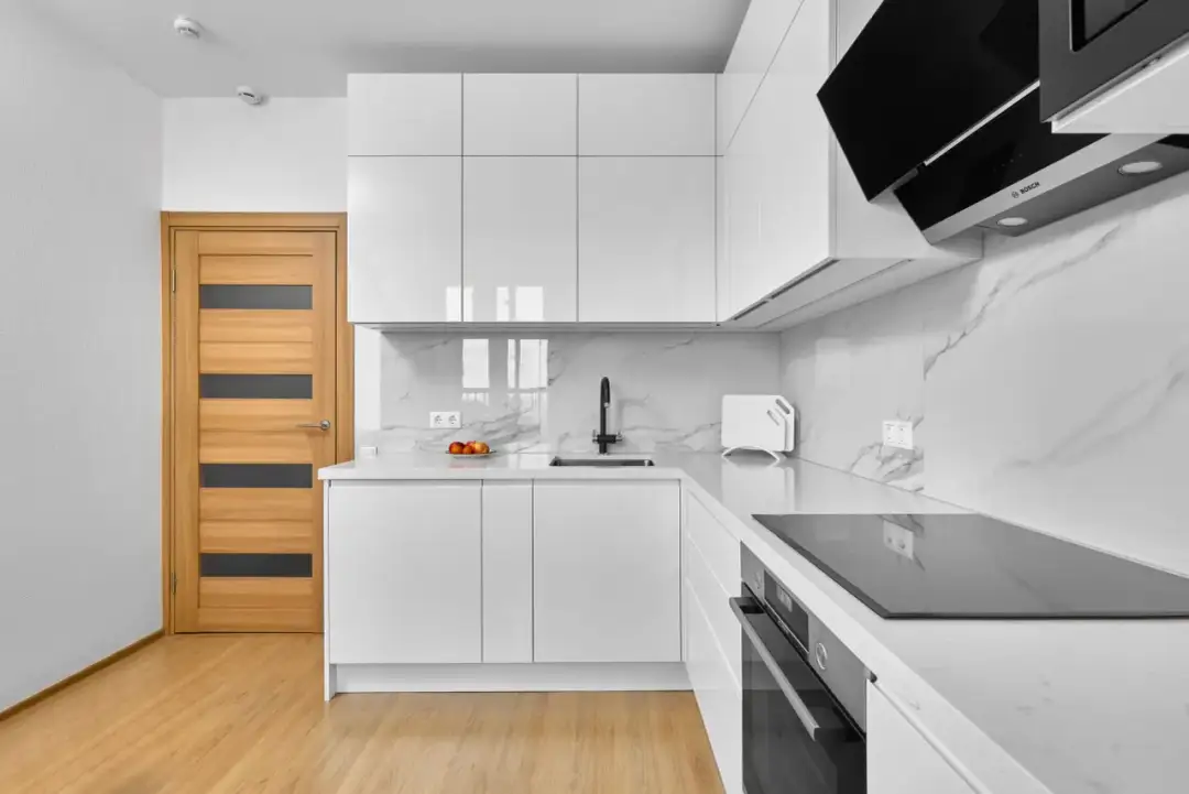 Jaka odległość między szafkami w kuchni zapewni komfort i funkcjonalność?