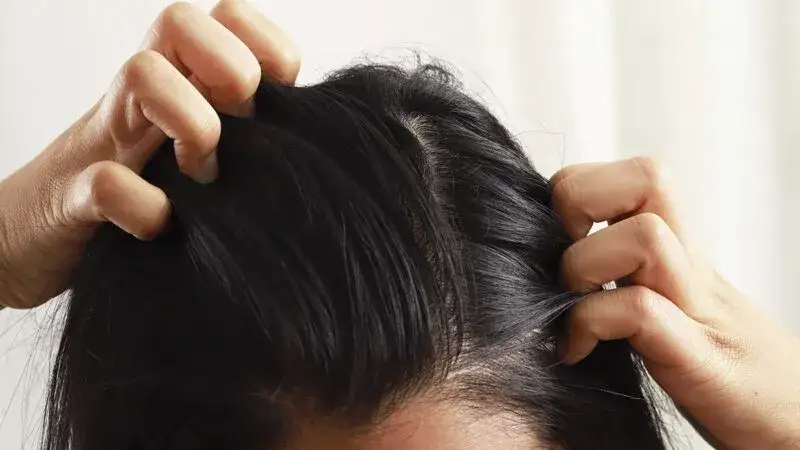 Czy wcierki do włosów się spłukuje? Oto, co musisz wiedzieć