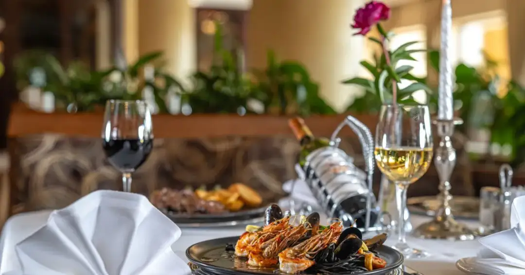 Ile kosztuje obiad w hotelu Gołębiewskim? Ceny, które Cię zaskoczą