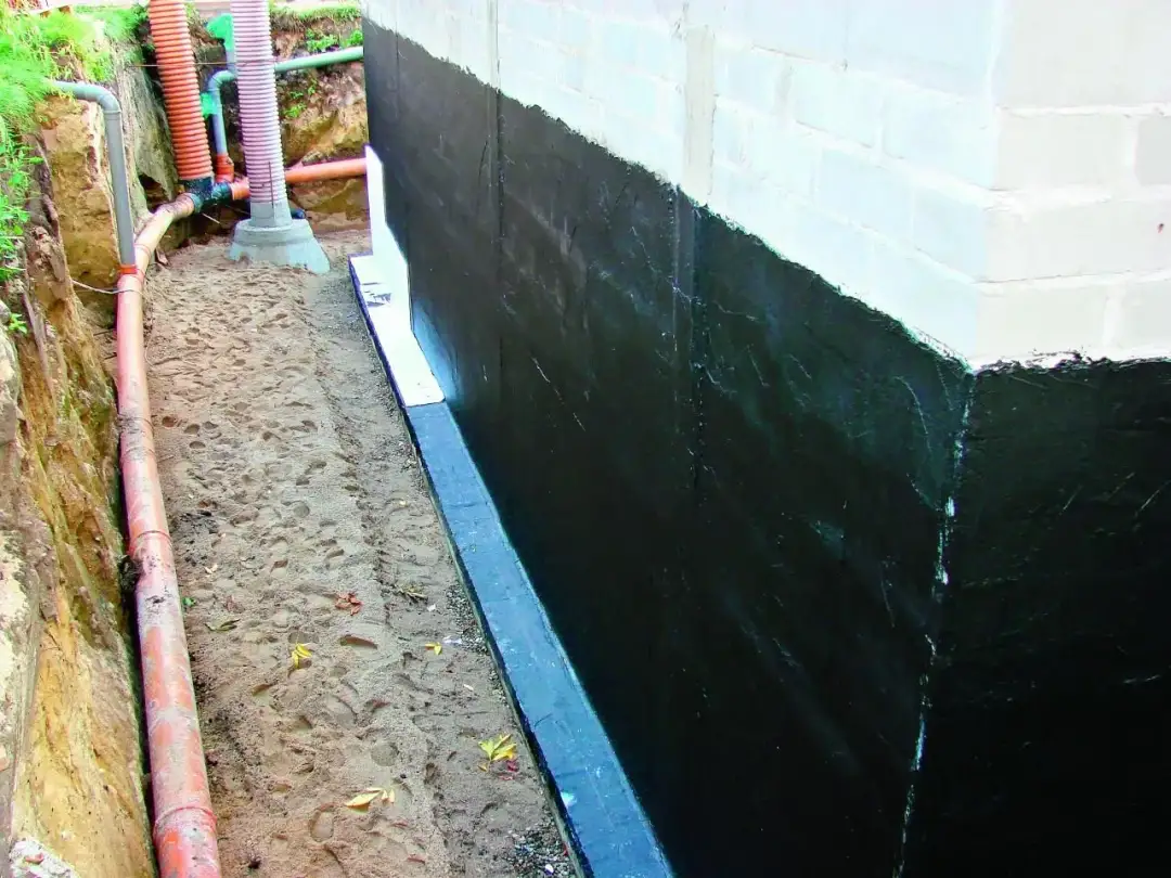 Czym izolować fundamenty, aby uniknąć kosztownych problemów?