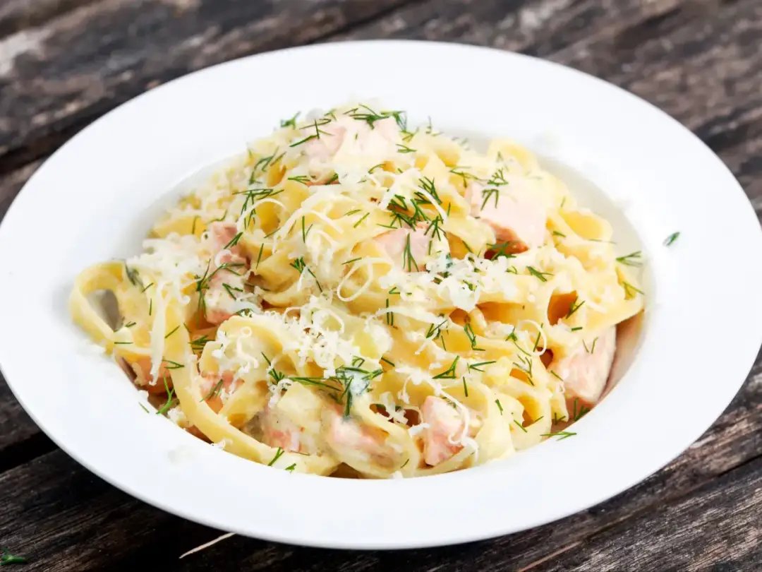 Penne z łososiem: Idealny przepis na kremowy obiad w 20 minut