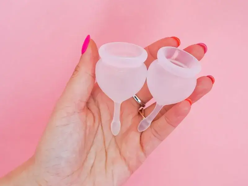 TSS: Jak bezpiecznie używać tamponów i kubeczków?