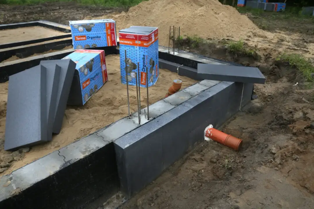 Jak prawidłowo przykleić styropian do fundamentów budynku - materiały i techniki