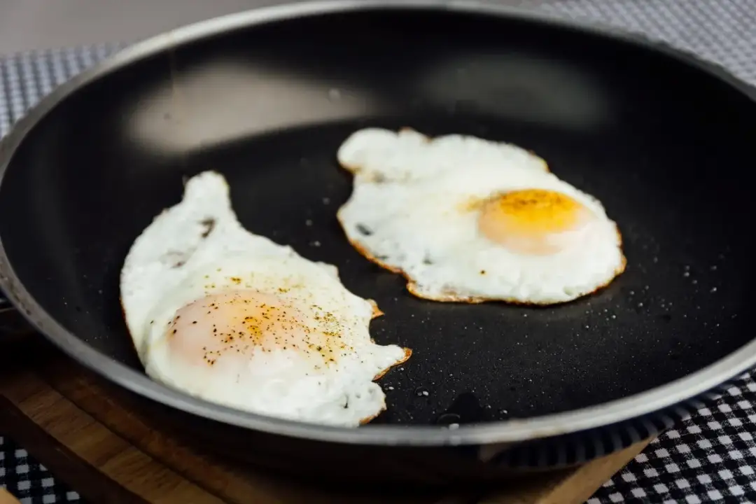 Jak zrobić jajko sadzone na patelni: 5 prostych kroków dla każdego kucharza