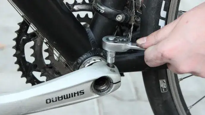 Jak dokręcić korbę w rowerze? Poradnik dla każdego typu!