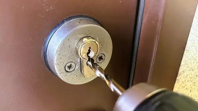 Jak wymienić wkładkę w drzwiach bez klucza? Prosty poradnik