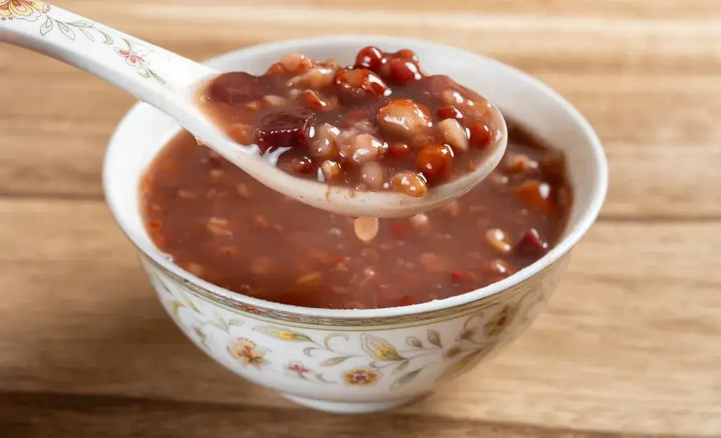 Co dodać do zupy fasolowej, aby zyskała wyjątkowy smak?