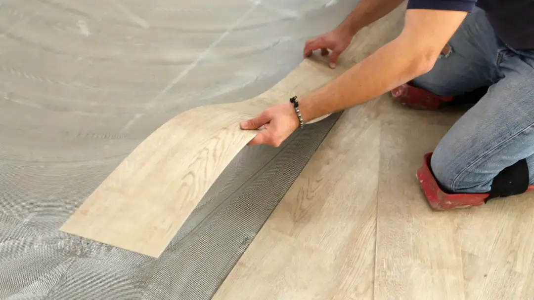 Panele winylowe jak kafelki: Ciepło, trwałość, łatwy montaż?